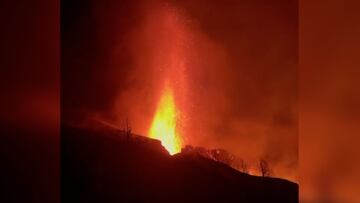 Turistas se saltan el perímetro de seguridad y graban este vídeo junto al volcán de La Palma