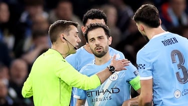 MANCHESTER (United Kingdom), 17/03/2026.- Bernardo Silva (C) of Manchester City listens to referee Clement Turpin during the UEFA Champions League Round of 16 2nd leg match between Manchester City and Real Madrid in Manchester, Great Britain, 17 March 2026. (Liga de Campeones, Gran Bretaña, Reino Unido) EFE/EPA/ADAM VAUGHAN