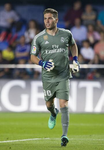 Luca no sigui車 los pasos de su padre y decidi車 que su lugar en el f迆tbol era entre los tres palos. Debut車 con el Real Madrid en la 迆ltima jornada de la temporada 2017/18 en Villarreal.