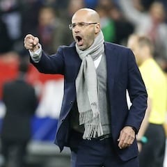 El técnico del Ajax entra en la guerra de Mou antes de la final