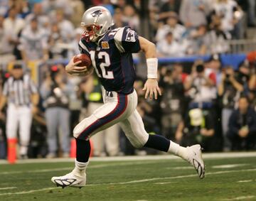 01/02/04. New England Patriots gana 21-29 a Carolina Panthers. Segundo trofeo Vince Lombardi para Tom Brady y MVP del partido.