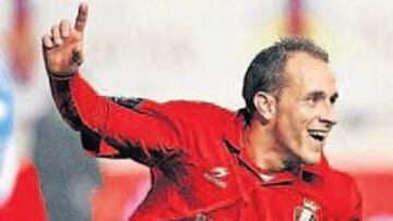 <b>¿CÓRDOBA O VIGO?.</b> Juanlu (en la foto con la camiseta de Osasuna), no sabe en qué equipo jugará.