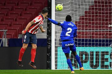 Luis Surez marca de cabeza el 1-0 al Getafe.