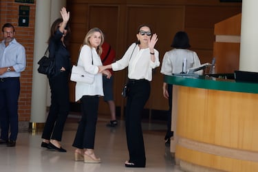 Nuria González e Isabel Preysler en El tanatorio de Tres Cantos donde se celebró el funeral por Caritina Goyanes.