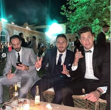 Giménez, Koke y Juanfran, jugadores del Atlético de Madrid, entre los invitados más ilustres del casamiento.