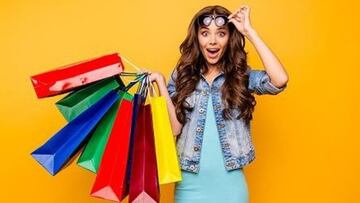 Mujer sosteniendo bolsas de compras v&iacute;a Getty Images.