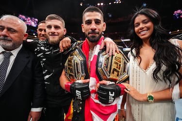 Ilia Topuria celebra el título con su familia, en la imagen su hermano Alex y su mujer Giorgina Uzcategui.