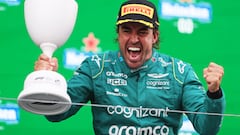 Fernando Alonso celebrando su podio 105 con mucha pasión. Las mejoras de Aston Martin funcionan y el asturiano lo sabe.