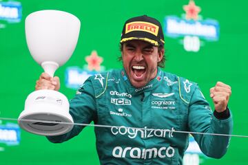 Fernando Alonso celebrando su podio 105 con mucha pasión. Las mejoras de Aston Martin funcionan y el asturiano lo sabe.