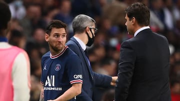 Messi y Pochettino en un cruce de miradas durante un encuentro de esta campaña