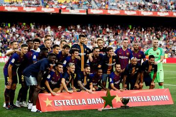 Barcelona pose with the Trofeo Joan Gamper after beating Boca.