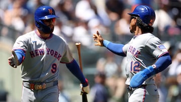 Francisco Lindor y Brandon Nimmo, peloteros de los Mets, festejan una carrera anotada en el segundo duelo contra los Yankees.