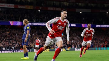 Gabriel celebra el 1-0 al Atlético, inicio de la goleada a los ingleses a los rojiblancos.