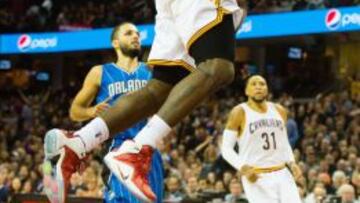 LeBron James se lanza a machacar el aro de los Magic.