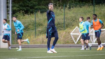 SAN SEBASTIÁN, 19/05/2023.- El entrenador de la Real Sociedad, Imanol Alguacil, durante el entrenamiento que han celebrado este viernes en el campo de Zubieta de San Sebastián, previo a su enfrentamiento del sábado ante el Fútbol Club Barcelona. EFE/Javier Etxezarreta
