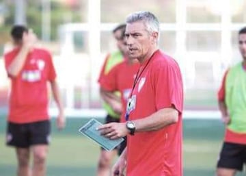 Lateral de la Selección española en el Mundial de Estados Unidos 1994 —titular en la famosa eliminatoria ante Italia en la que Tassotti le partió la nariz a Luis Enrique— y exjugador de Celta, Valencia y Atlético, entre otros. Jorge Otero (53 años) es entrenador del Arosa, que busca la permanencia en el grupo I de la Segunda RFEF.  