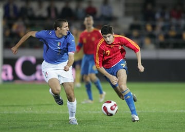 Fue convocado por Luis Aragonés para disputar un amistoso frente a Rumania. No llegó a participar por una lesión. Debutó en un partido amistoso contra la selección inglesa, el 7 de febrero de 2007 en el estadio Old Trafford.