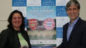 Presentaci&oacute;n. Alfaro junto a In&eacute;s Herrera, del Sevilla Femenino.