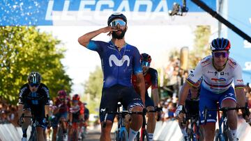 Fernando Gaviria celebra su victoria en la meta de San Juan.