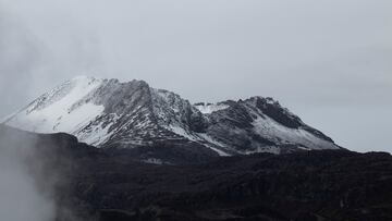 The crater of the Nevado del Ruiz volcano is seen, after the authorities declared an orange alert and asked the population for a preventive evacuation, in Villamaria, Colombia April 2, 2023. REUTERS/Andres Camilo Valencia NO RESALES. NO ARCHIVES