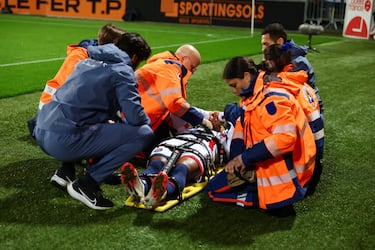 Desire Doue sale del campo entre lágrimas y ayudado para ser trasladado en camilla.