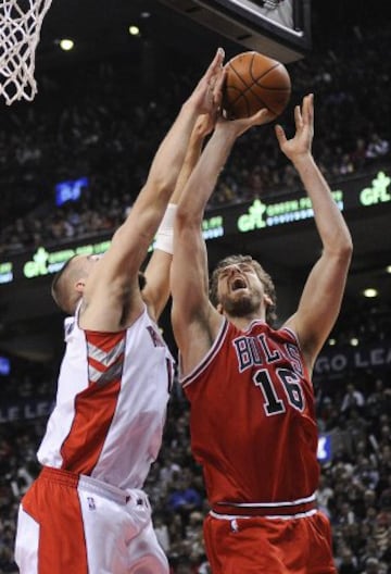 Pau Gasol es taponado por Jonas Valanciunas.