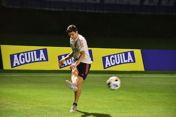 Colombia entrenó por última vez en la sede deportiva de Barranquilla antes de enfrentar este viernes a Venezuela por la primera fecha de las eliminatorias. Carlos Queiroz ultimó detalles tácticos para el partido y se vio a todos los jugadores bastante activos. Probaron definición, centros y defensa durante la jornada. 