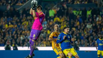 AME4444. MONTERREY (MÉXICO), 14/12/2023.- El arquero Nahuel Guzmán (i) de Tigres UANL ataja hoy un balón contra el América, durante la ida de la final del Torneo Apertura 2023 de la Liga MX, en el Estadio Universitario de Monterrey (México). EFE/Miguel Sierra