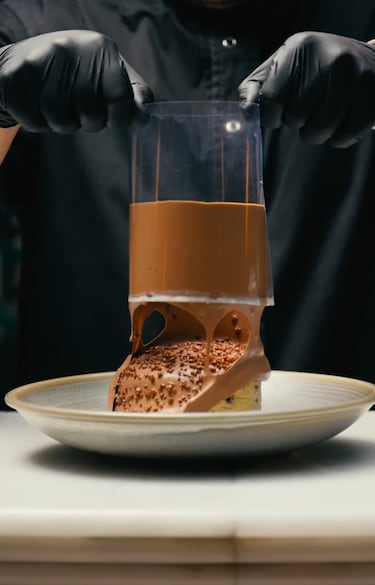 ‘Mini-cake invertida’, así es la tarta de chocolate más viral de Madrid