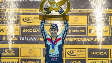 Toni Bou levanta el trofeo de ganador del X-Trial de Tallin.