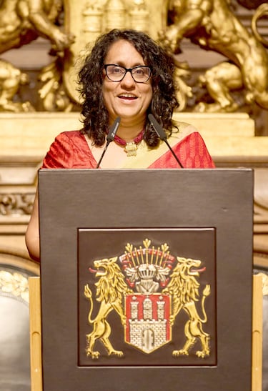 Forma de gobierno: República semipresidencialista | Amarasuriya es una académica, activista y política del partido Poder Popular Nacional de ideología de izquierda. Desempeña el cargo desde 2024 durante el gobierno del presidente Anura Kumara Dissanayake.