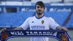 Eugeni Valderrama posa con una bufanda del Real Zaragoza en su presentaci&oacute;n en La Romareda.