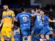 AME5516. CIUDAD DE MÉXICO (MÉXICO), 03/12/2025.- Jugadores de Cruz Azul celebran un gol este miércoles, en el partido de ida de las semifinales de la Liga MX entre Cruz Azul y Tigres en el Estadio Olímpico Universitario en Ciudad de México (México). EFE/ José Méndez