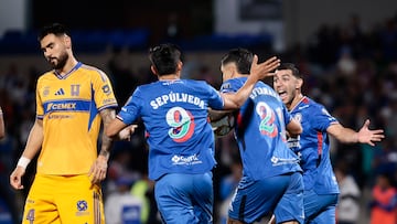 AME5516. CIUDAD DE MÉXICO (MÉXICO), 03/12/2025.- Jugadores de Cruz Azul celebran un gol este miércoles, en el partido de ida de las semifinales de la Liga MX entre Cruz Azul y Tigres en el Estadio Olímpico Universitario en Ciudad de México (México). EFE/ José Méndez