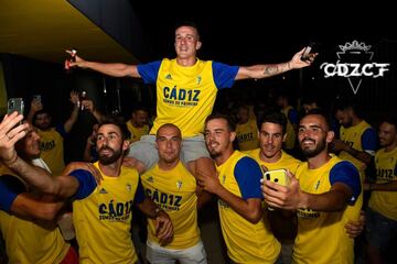 Tras m¨¢s de diez a?os el C¨¢diz vuelve a la m¨¢xima categor¨ªa del f¨²tbol espa?ol. Despu¨¦s del resultado del Real Zaragoza ante el Real Oviedo el conjunto andaluz ya es equipo de Primera. Junto con toda la ciudad, los jugadores festejaron el ascenso por todo lo alto.