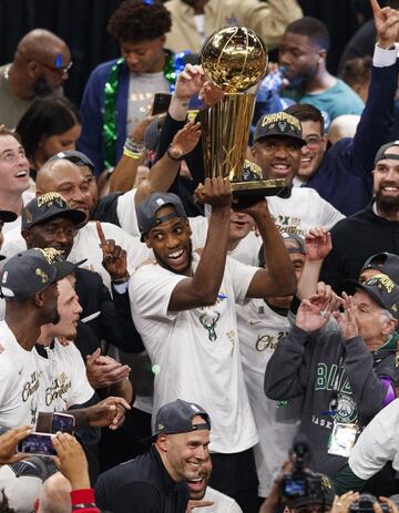Los jugadores de los Milwaukee Bucks celebrando el título de la NBA tras vencer en las finales a los Phoenix Suns.