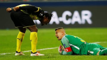 Soccer Football - Europa League Round of 16 Second Leg - RB Salzburg vs Borussia Dortmund - Red Bull Arena Salzburg, Salzburg, Austria - March 15, 2018   Borussia Dortmund&#039;s Michy Batshuayi in action with RB Salzburg&#039;s Alexander Walke    REUTERS