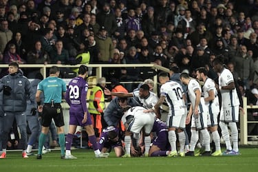 Edoardo Bove, de la Fiorentina, se desplomó al suelo durante el partido entre Fiorentina e Inter