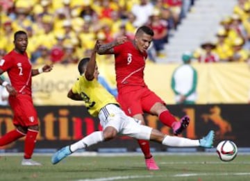 Peru's Paolo Guerrero (R) battles for the ball with Colombia's Jeison Murillo during their 2018 World Cup qualifying soccer match at the Roberto Melendez Stadium in Barranquilla, Colombia, October 8, 2015. REUTERS/John Vizcaino  