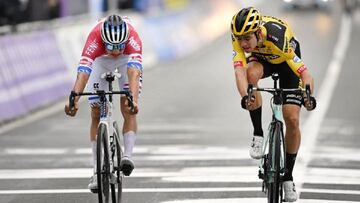 Van der Poel y Van Aert, en la meta del Tour de Flandes.