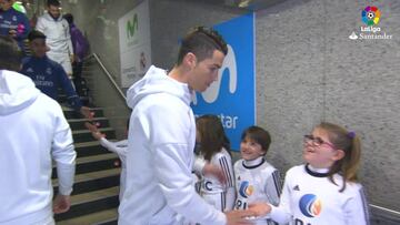 Cristiano, todo cariño con los niños en el túnel: imperdibles las caras