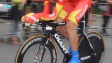<b>CONTRA EL RELOJ. </b>Luis León expone hoy su maillot de campeón.