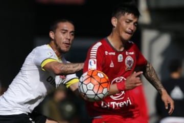 Futbol, Nublense vs Colo Colo.
Copa Chile 2016.
El jugador de Nublense Manuel Silva, derecha, disputa el balon con Henry Sanhueza de Colo Colo durante el partido de Copa Chile en el estadio Nelson Oyarzun de Chillan, Chile.
09/07/2016
Andres Pina/Photosport**************