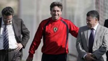 <b>APOYO. </b>Enrique Ortiz, Esteban Vigo, Valentín Botella y Paquito, ayer, tras el entrenamiento, en Fontcalent.