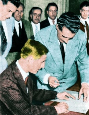 Raymond Kopa, en el momento de la firma de su contrato con el Real Madrid, al que se vincularía por tres temporadas.