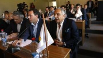 Ricardo Abumohor (d) durante la reunión de Consejo de Presidentes de la Asociación Nacional de Fútbol Profesional.