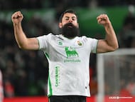 Asier Villalibre, del Racing, gol al Sporting.