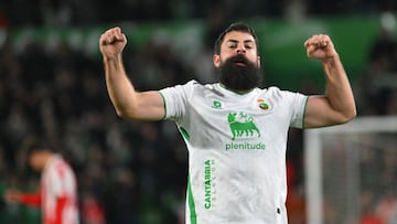 Asier Villalibre, del Racing, gol al Sporting.