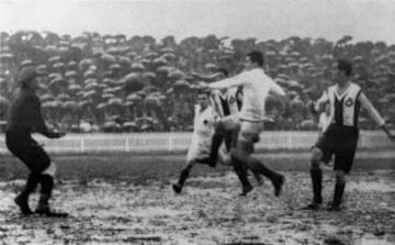 Cuando Ricardo Zamora nació, el fútbol aún daba sus primeros pasos en España. En 1916, con quince años, fichó por el RCD Español, club donde se formó como jugador y disputó sus primeros partidos.