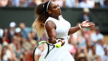 Serena Williams conecta una derecha durante su última victoria en Wimbledon.
